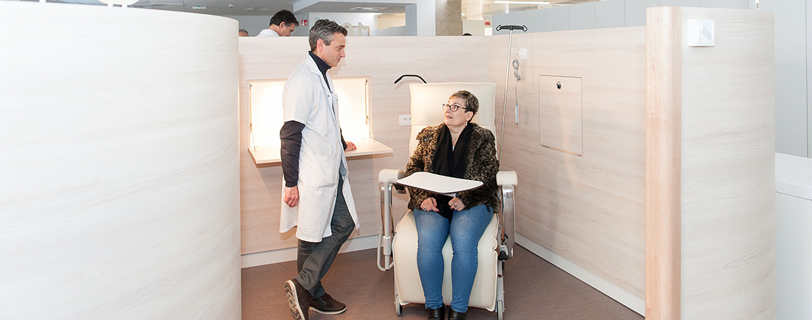 Le Pr Di Fiore discute avec une patiente dans l'un des cocons de l'hôpital de jour uro-digestif et oncologie.