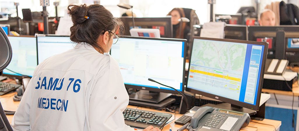 Photo du centre de régulation - centre 15 - Un médecin répond au téléphone