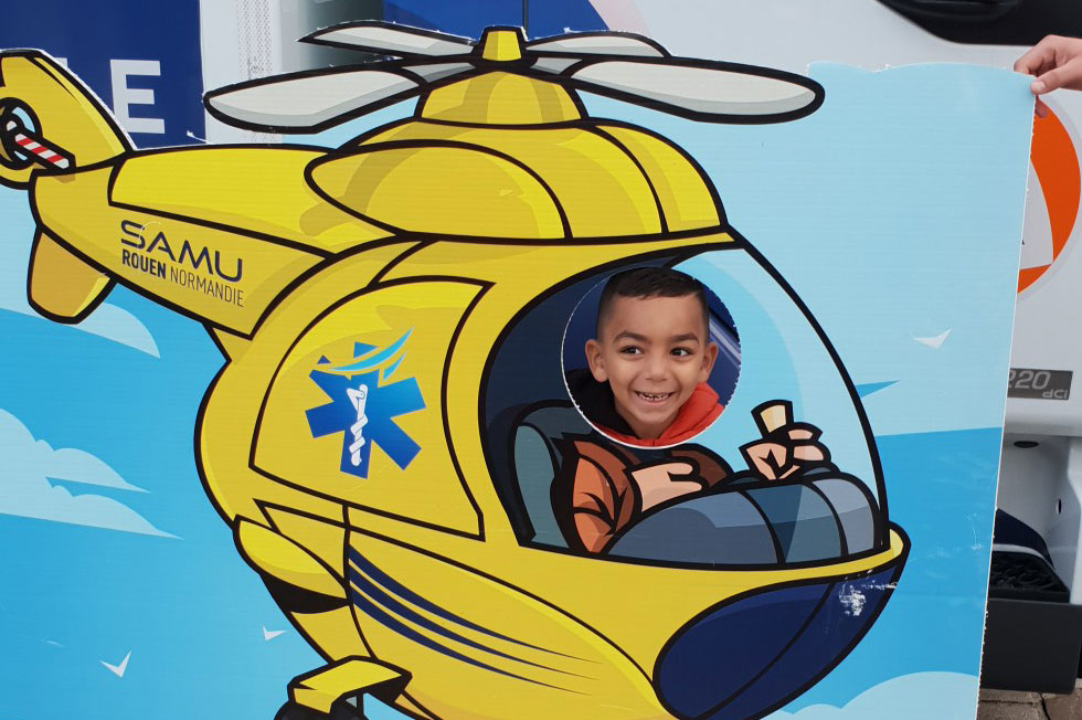 La SAMU à l'Armada : un petit garçon est pris en photo dans le passe-tête hélicoptère