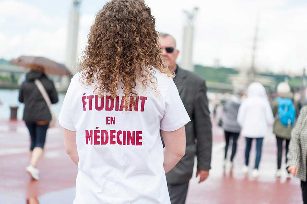 Le stand du SAMU sur les quais rive droite à l'occasion de l'Armada : une étudiante en médecine