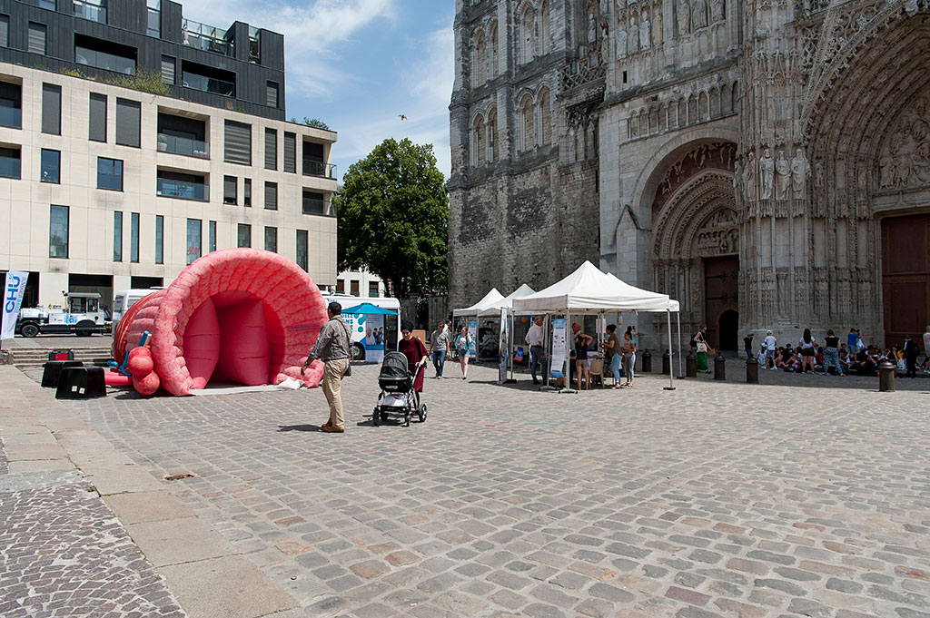 Vue d'ensemble du Prostate tour en juin 2019 sur le parvis de la Cathédrale de Rouen