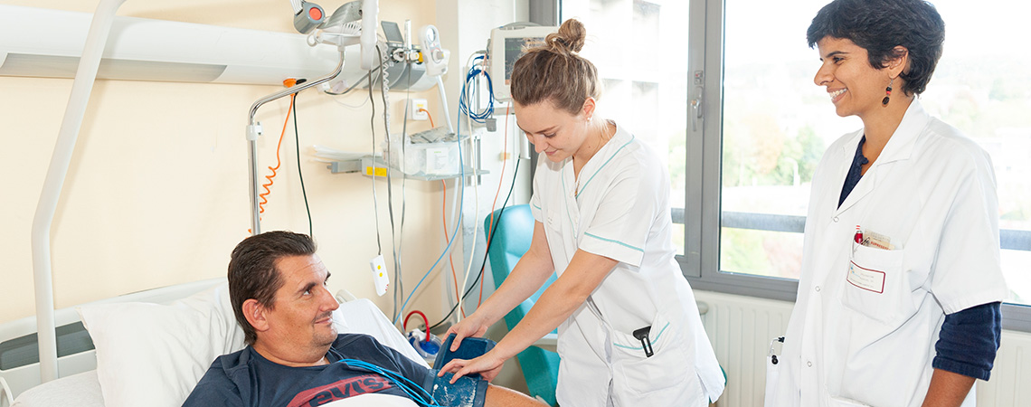Un médecin s'occupe d'un patient en neurologie vasculaire.