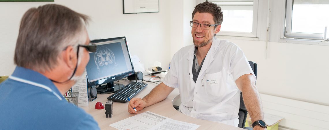 Le Dr Wallon en consultation Alzheimer précoce en neurologie.