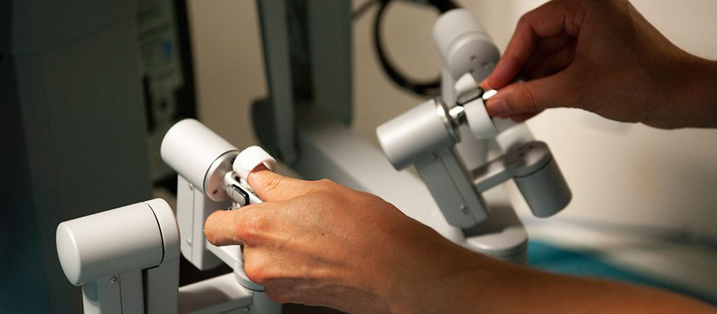 Chirurgie de la prostate : zoom sur les mains du chirurgien en train de manipuler le robot chirurgical.