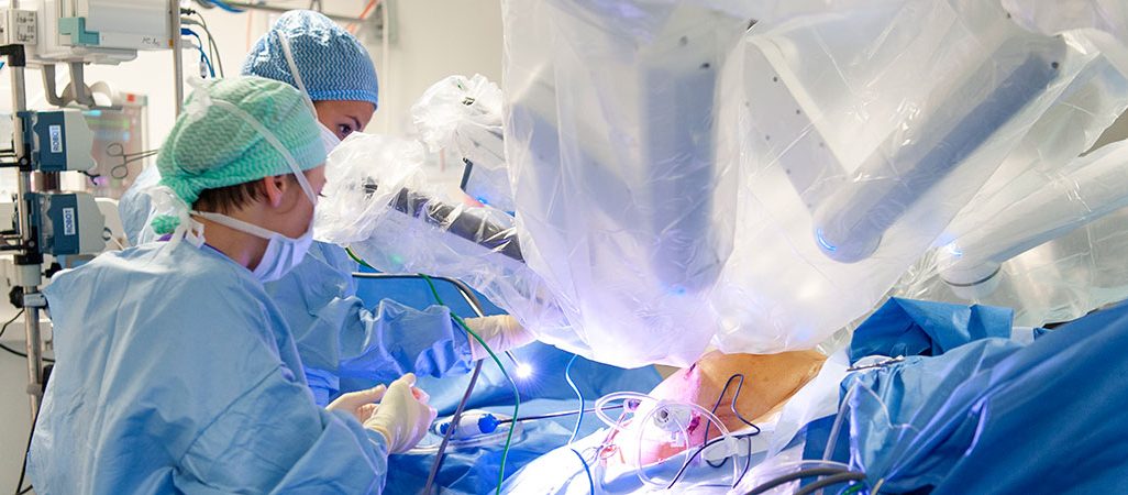 Chirurgie de la prostate avec le robot chirurgical par l'équipe d'urologie.