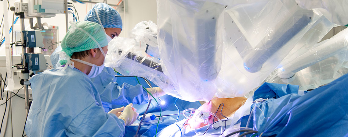 Chirurgie de la prostate avec le robot chirurgical par l'équipe d'urologie.