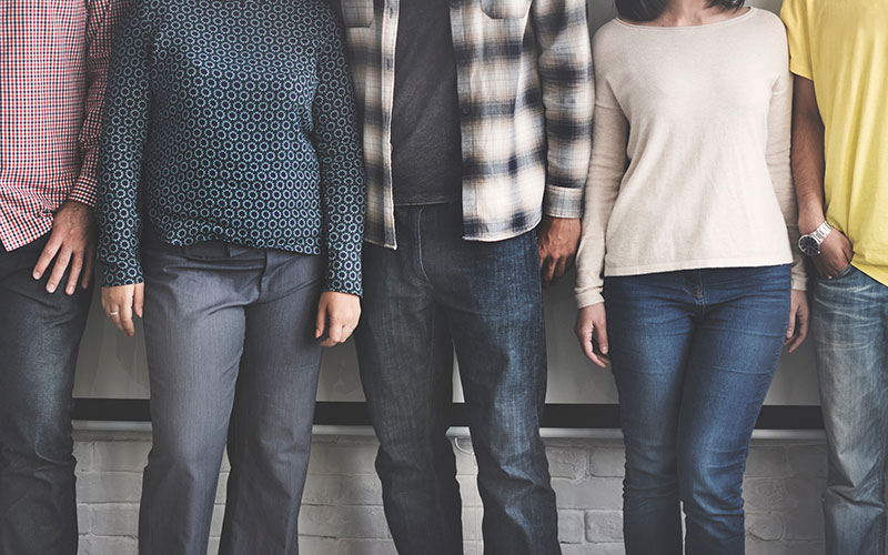 Un groupe de personnes sont alignées sans que l'on puisse voir leur visage.