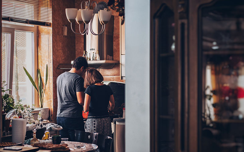 Un couple se trouve dans leur cuisine