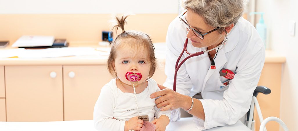 Consultation médicale pédiatrique par le Dr Mireille Castanet.