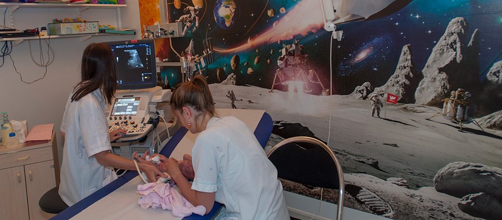 Salle d'échographie en imagerie pédiatrique.