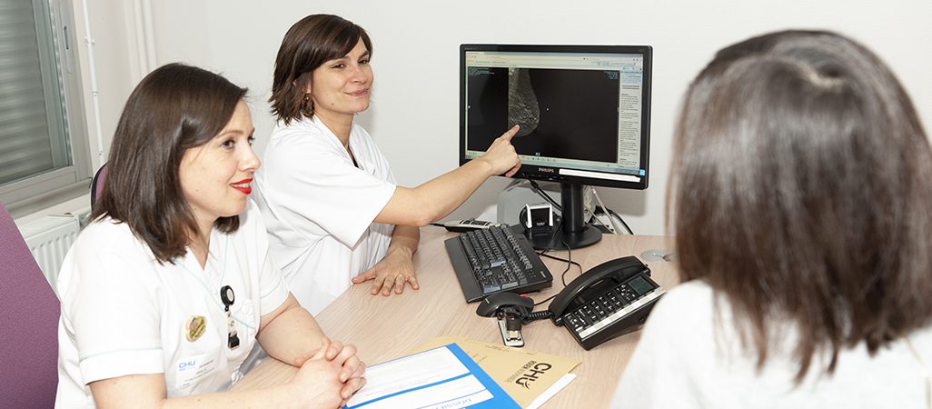 consultation-cancer-sein-chirurgie-gynécologie_bureau médecin soignant patient