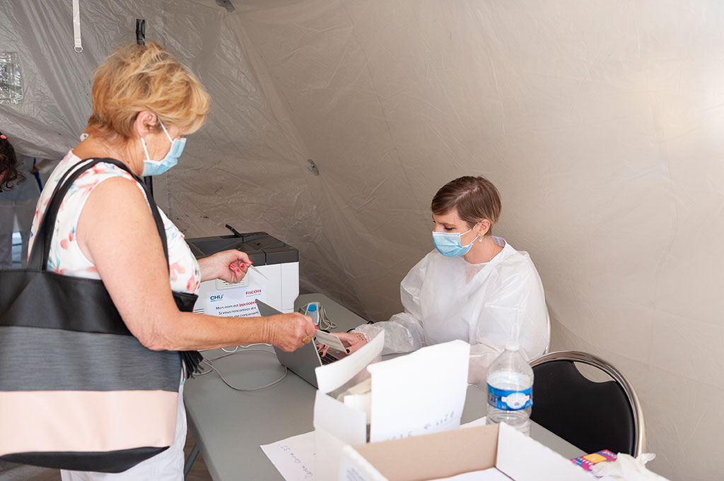 Accueil administratif au centre de prélèvements Covid-19 à Saint-Julien.