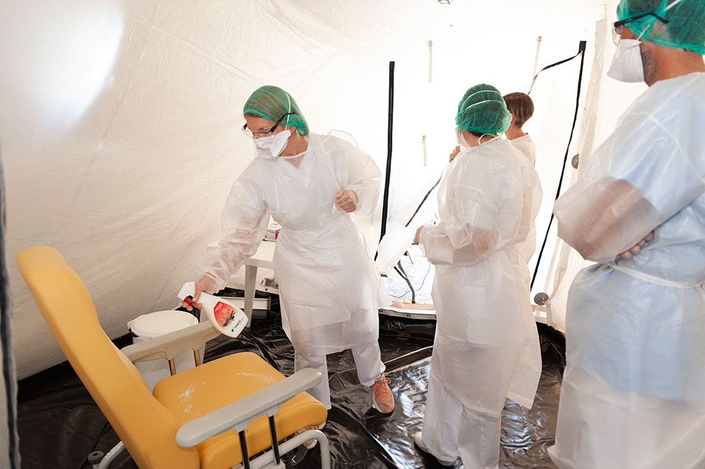 Désinfection du siège patient au sein du centre de prélèvements Covid-19 à Saint-Julien.