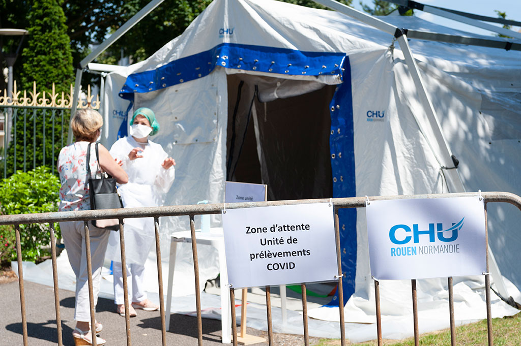 Accueil d'une patiente à l'entrée du centre de prélèvements Covid-19 à Saint-Julien.