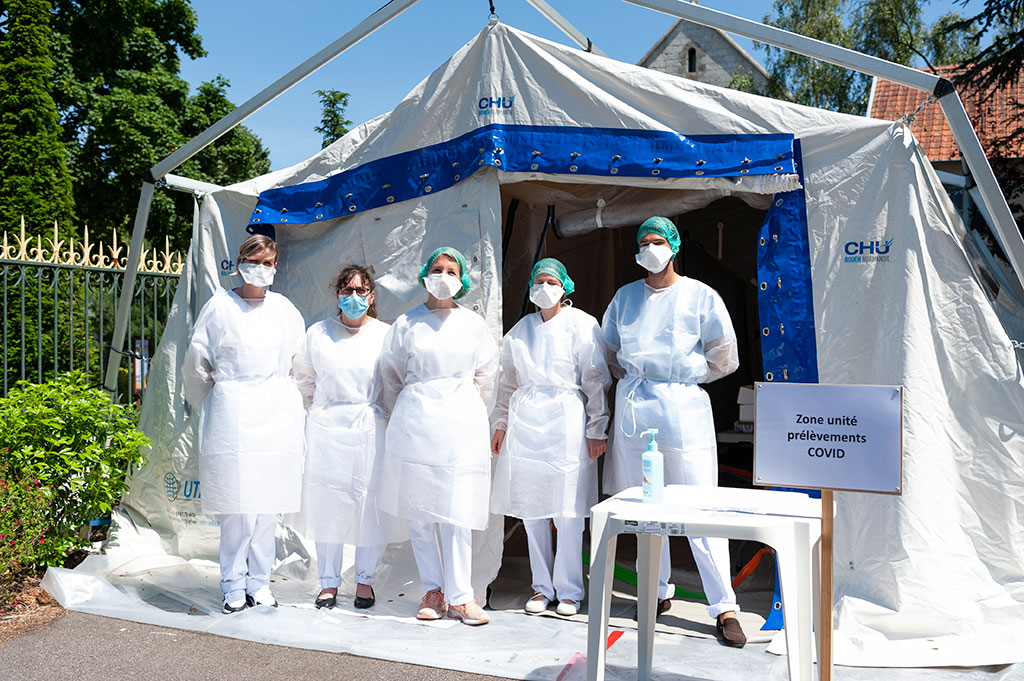 Centre de prélèvements Covid-19 antenne de Saint-Julien : l'équipe est photographiée devant la tente.