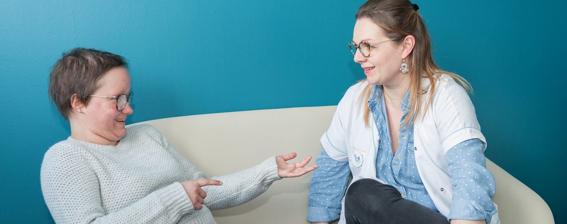 DrakAJA_Berangere Lorin et une adolescente dans un bureau