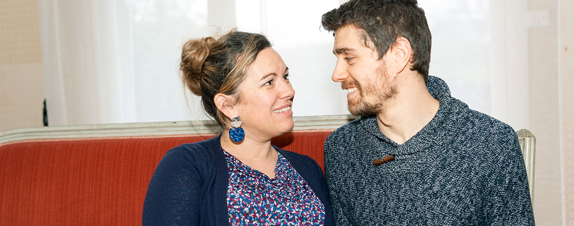 un-couple-un-homme-et-une-femme-à-domicile-assis-sur-un-canapé