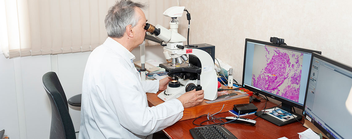 centre de ressources biologiques tumorothèque CRB-TMT médecin-microscope-Pr Sabourin