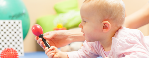 Un bébé au centre d'action médico-sociale précoce