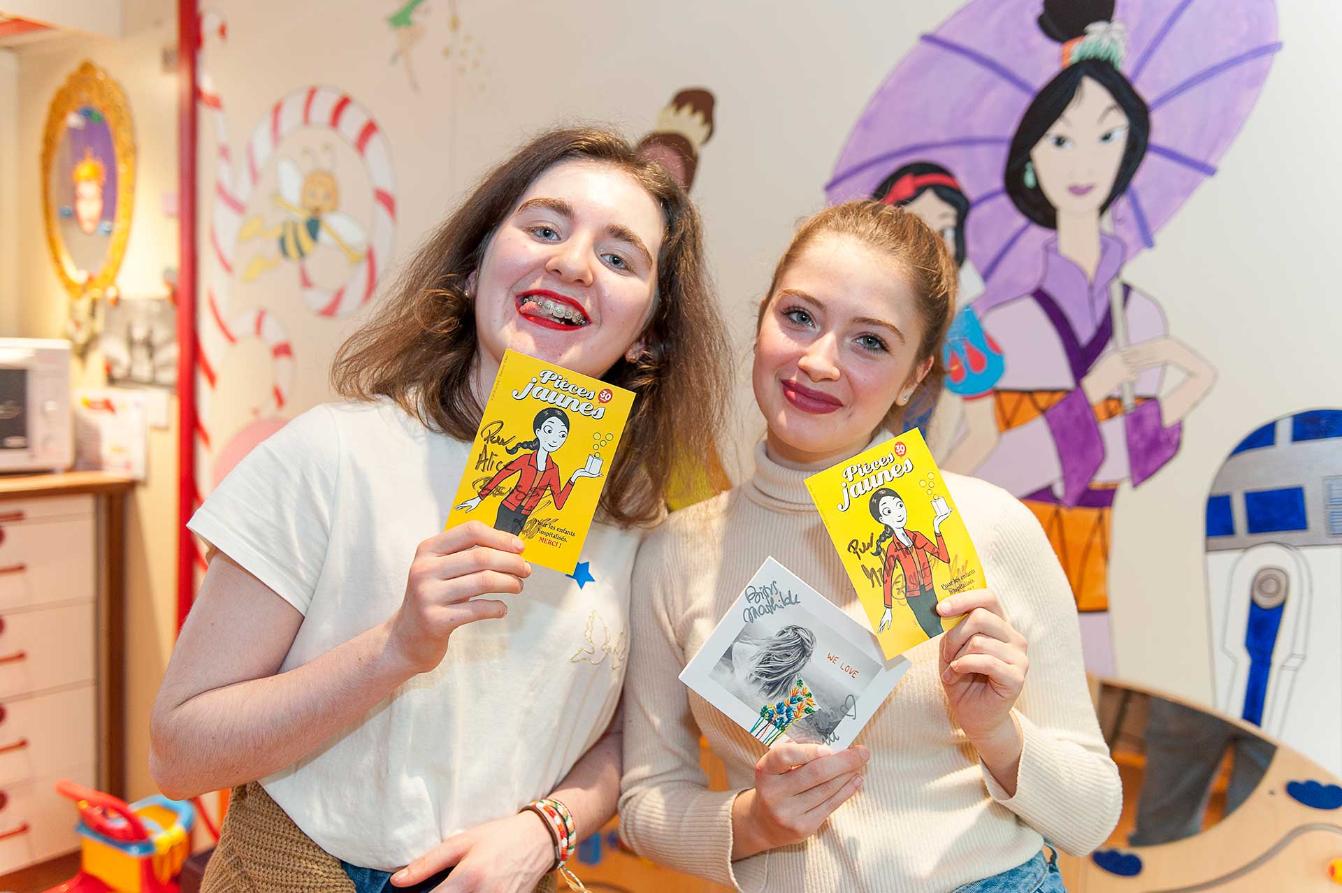 Deux patientes ont obtenu des autographes de Keen'V et Sophie Tapie à l'occasion de l'inauguration de l'hôpital de jour de médecine de l'adolescent