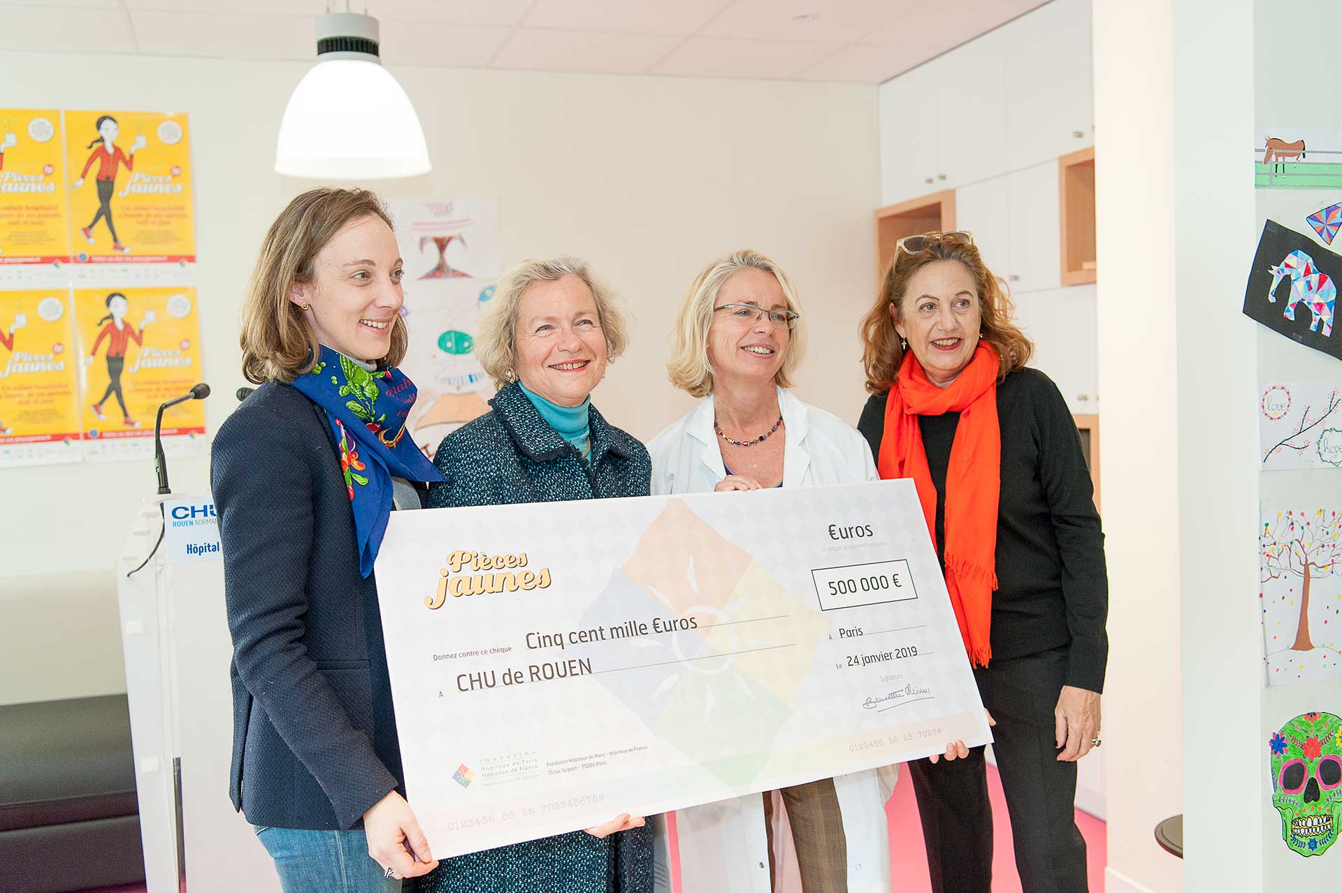 Remise de chèque à l'occasion de l'inauguration de l'hôpital de jour de médecine de l'adolescent