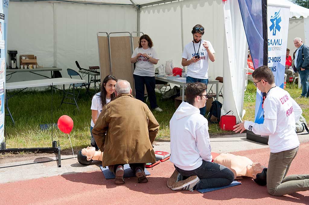 Le stand du SAMU sur les quais rive droite à l'occasion de l'Armada : ateliers d'initiation aux gestes d'urgences