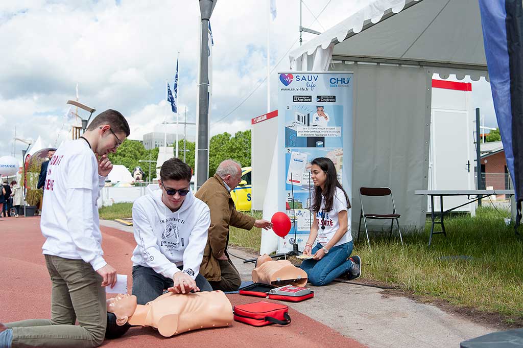 Le stand du SAMU sur les quais rive droite à l'occasion de l'Armada : ateliers d'initiation aux gestes d'urgences