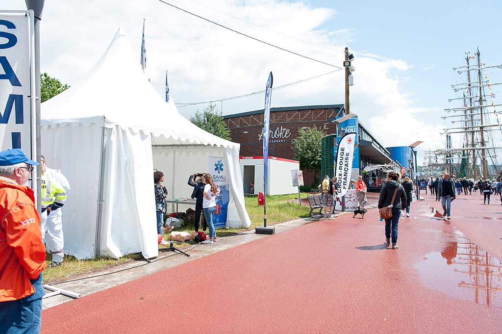 Le stand du SAMU sur les quais rive droite à l'occasion de l'Armada