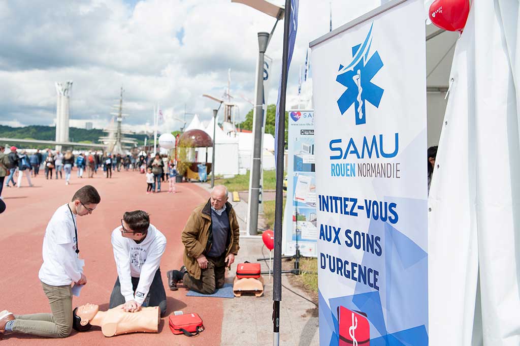 Le stand du SAMU sur les quais rive droite à l'occasion de l'Armada : ateliers d'initiation aux gestes d'urgences