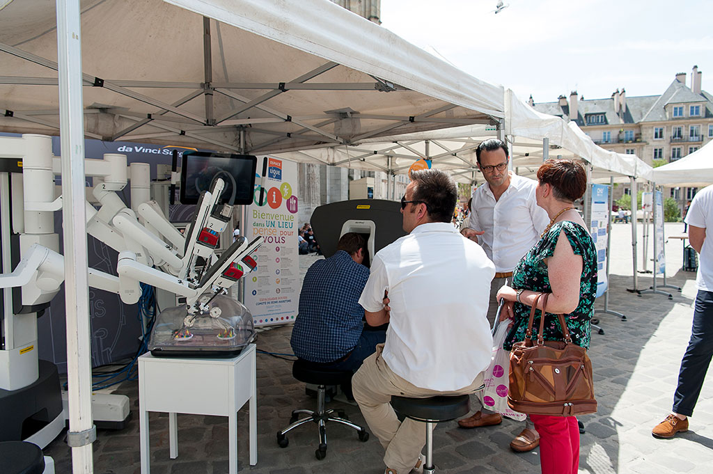 Démonstration du robot chirurgical à l'occasion du Prostate tour en juin 2019 sur le parvis de la Cathédrale de Rouen