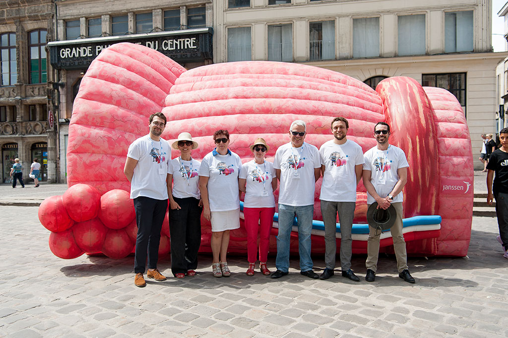 Équipe du service d'urologie lors du Prostate tour en juin 2019 sur le parvis de la Cathédrale de Rouen