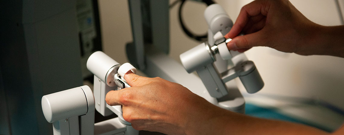 Chirurgie de la prostate : zoom sur les mains du chirurgien en train de manipuler le robot chirurgical.