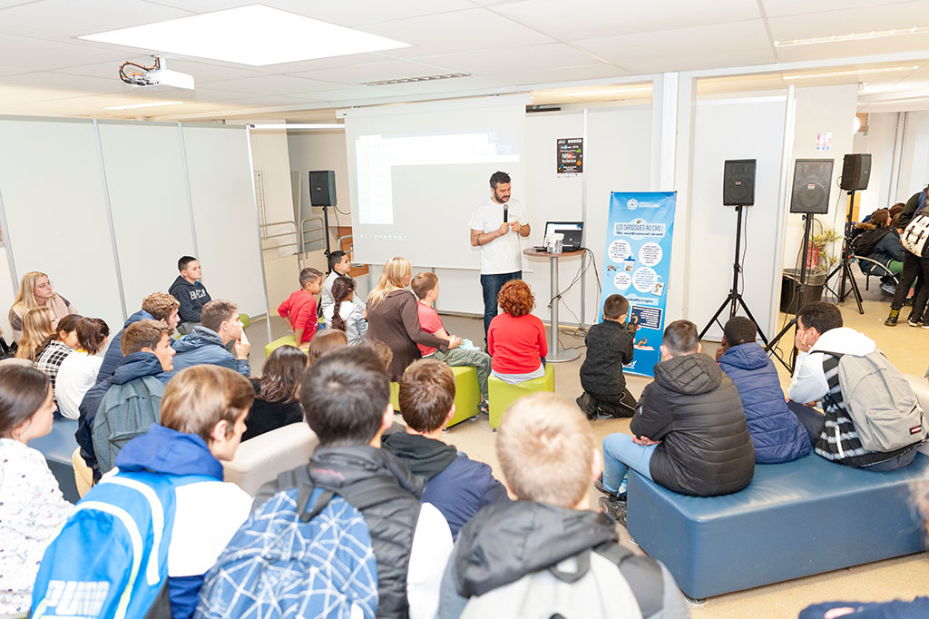 Stand tenu par la Maison de la recherche clinique lors de la fête de la science 2019