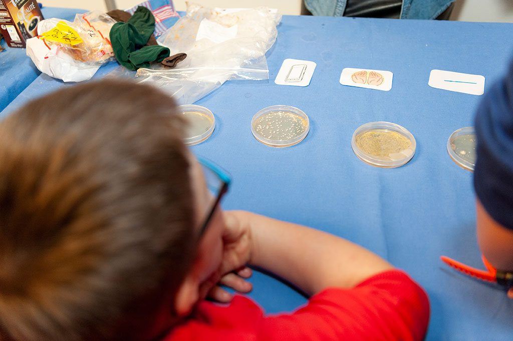 Stand tenu par la Maison de la recherche clinique lors de la fête de la science 2019