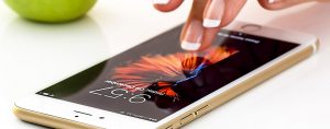 Une femme utilise un téléphone portable
