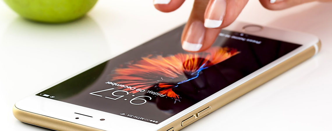 Une femme utilise un téléphone portable