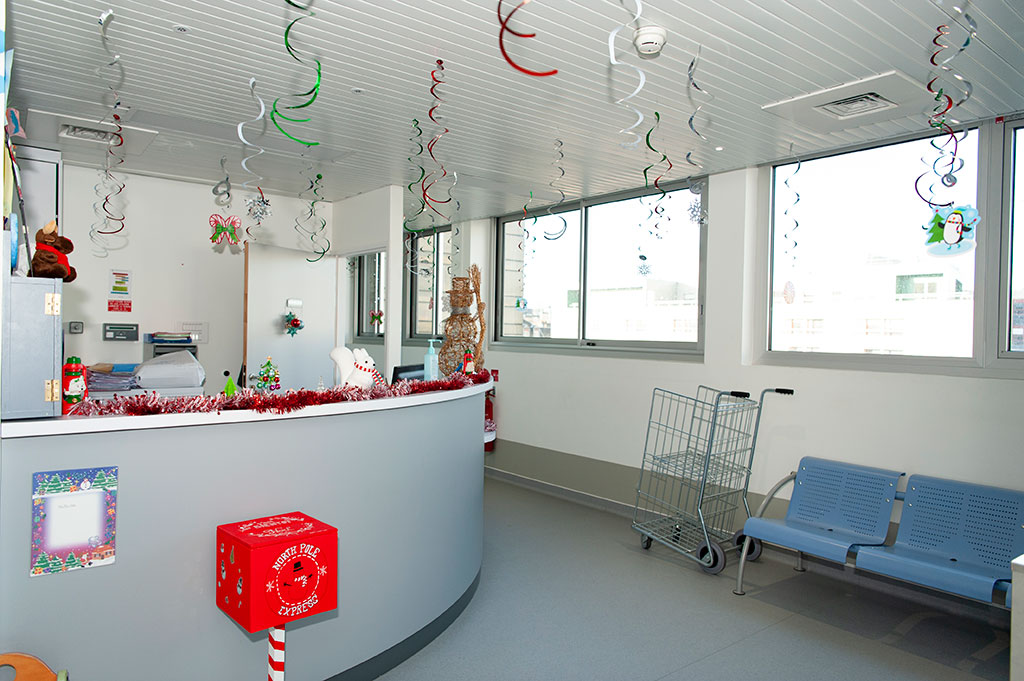 Décoration de Noël à l'hôpital de jour d'hépato-immuno-oncologie pédiatrique.