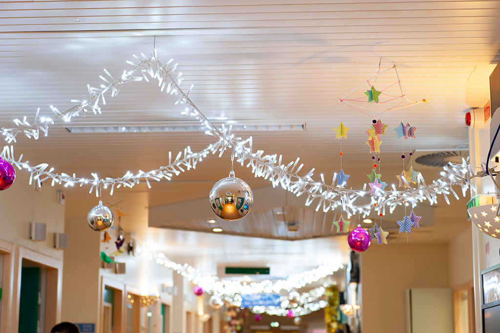 Décorations de Noël dans le service des nourrissons