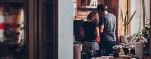 Un couple en train de cuisiner dans sa cuisine