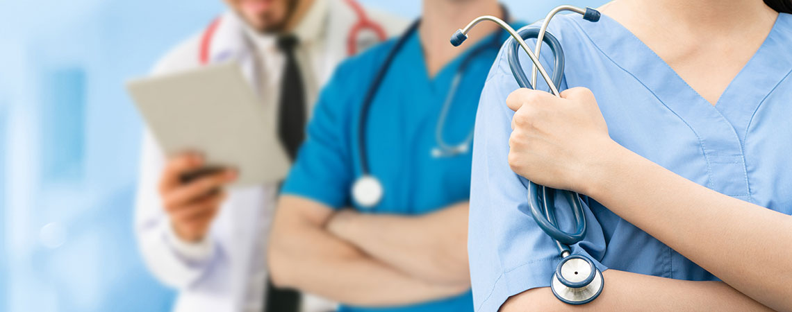 Trois médecins sont alignés sur un fond bleu sans que l'on puisse voir leur visage