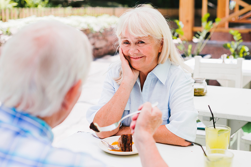 Un couple de personnes âgées sont en train de partager un repas