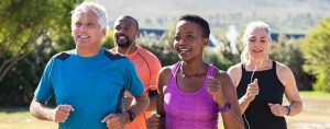 Un groupe de personnes sont en train de faire un jogging