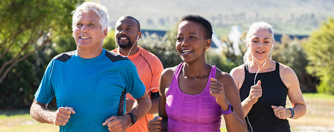 Un groupe de personnes sont en train de faire un jogging