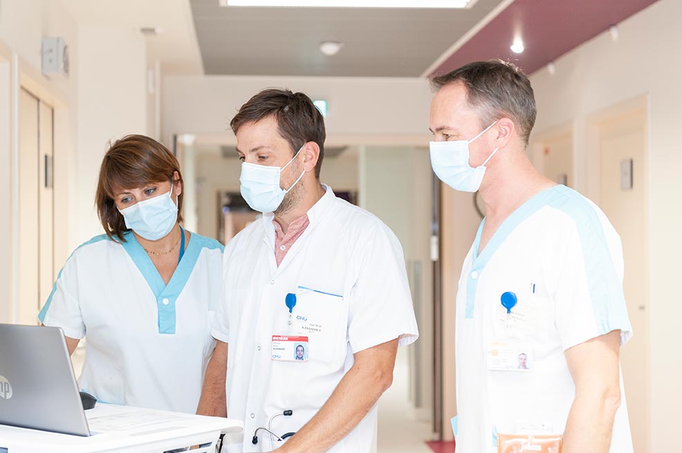 3 intervenants dans le servie des maladies infectieuses