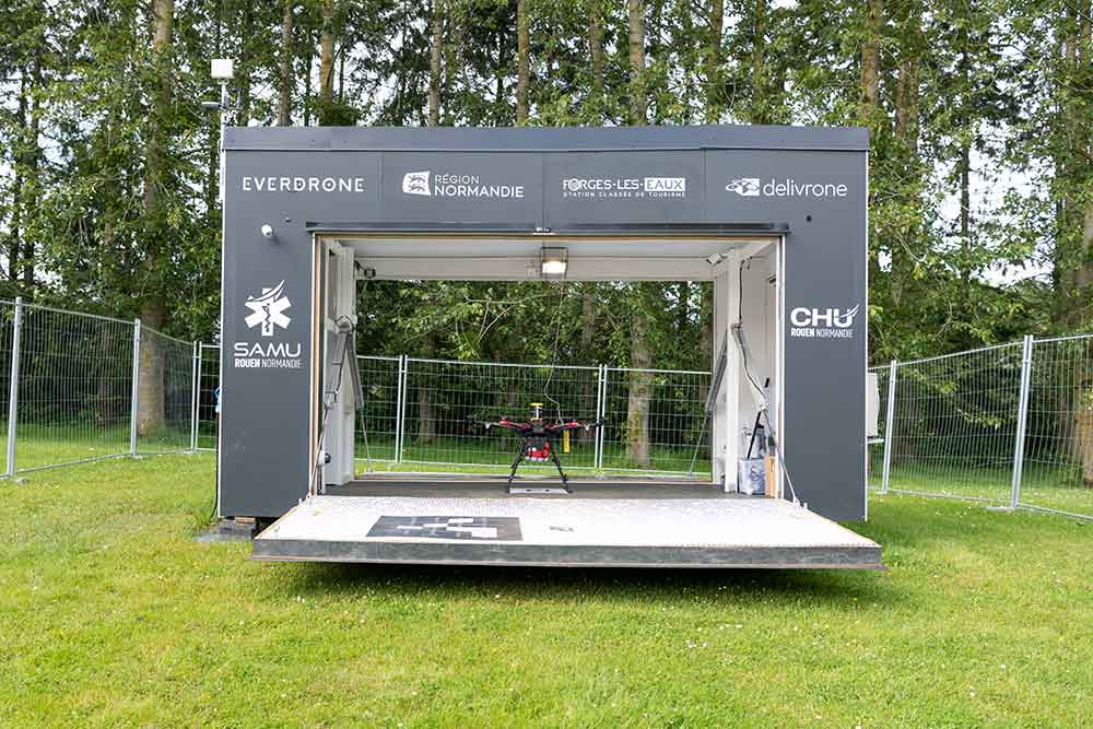 Stand pour drone défibrillateur en extérieur