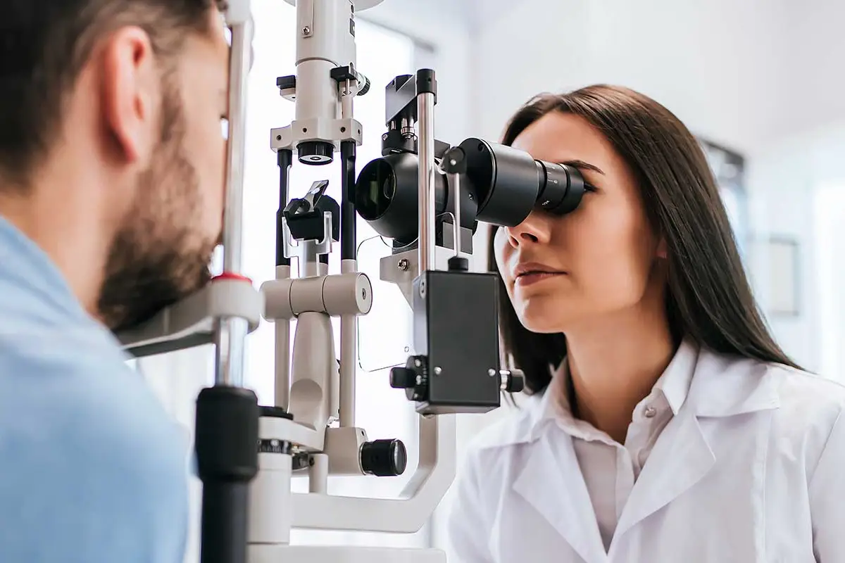 Femme en consultation avec un ophtalmologue